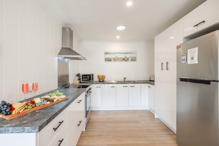 Pet friendly Driftwood Cottage, 1/28 Farm Rd – W-Fi, Air Con and ground floor