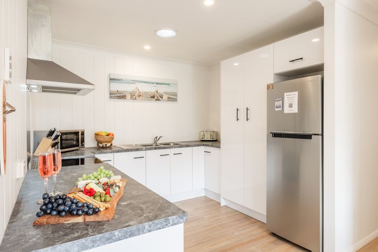 Pet friendly Driftwood Cottage, 1/28 Farm Rd – W-Fi, Air Con and ground floor