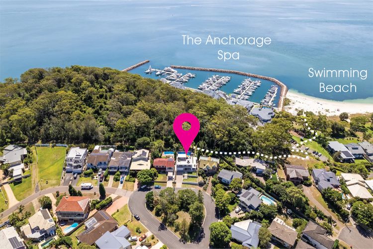Cloud Nine, 18 Wynne Cres – heated pool, waterviews, beach