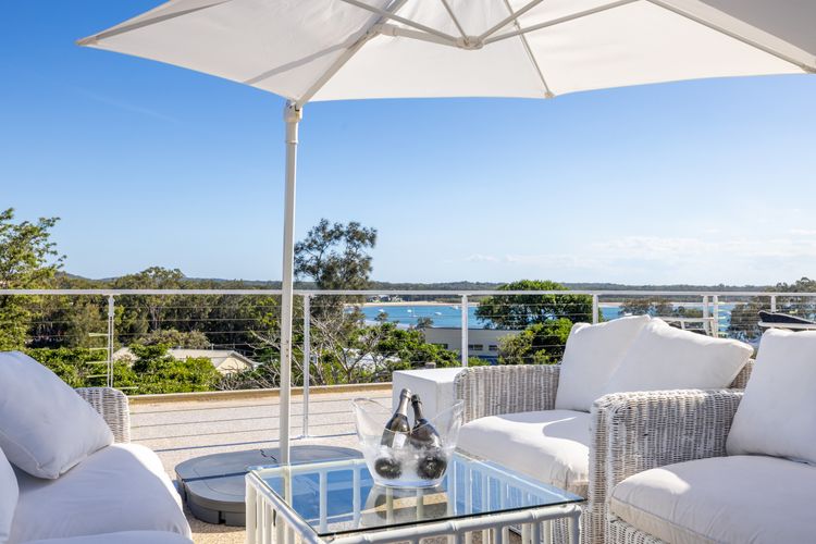 Cloud Nine, 18 Wynne Cres – heated pool, waterviews, beach