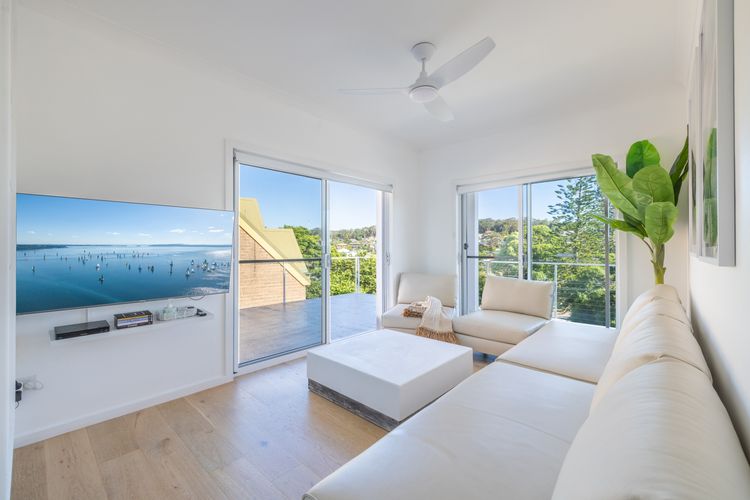 Cloud Nine, 18 Wynne Cres – heated pool, waterviews, beach