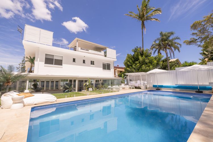 Cloud Nine, 18 Wynne Cres – heated pool, waterviews, beach