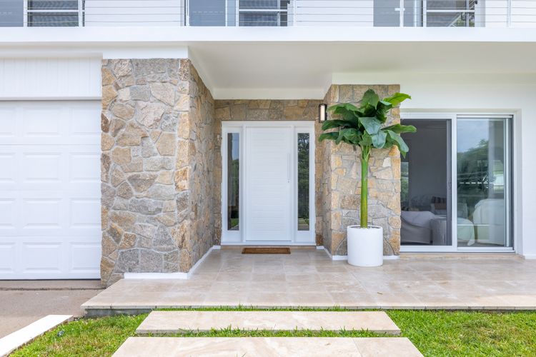 Cloud Nine, 18 Wynne Cres – heated pool, waterviews, beach