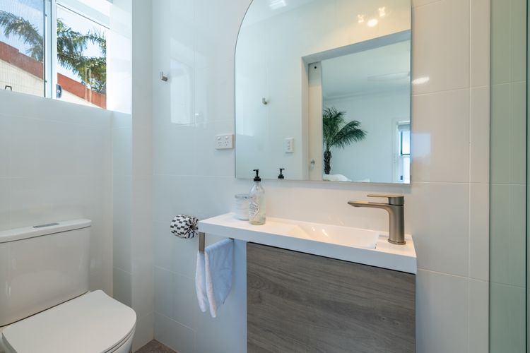 Cloud Nine, 18 Wynne Cres – heated pool, waterviews, beach