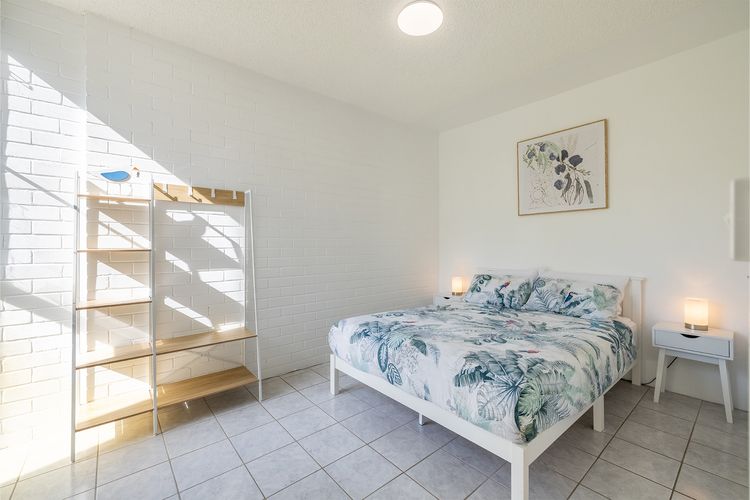 Villa Ellisa, 1/10 Columbia Cl -ground floor unit with beautiful water views & across from the water