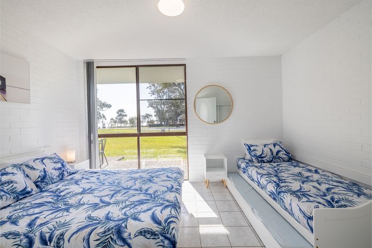 Villa Ellisa, 1/10 Columbia Cl -ground floor unit with beautiful water views & across from the water