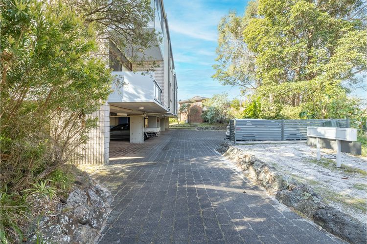 Villa Ellisa, 1/10 Columbia Cl -ground floor unit with beautiful water views & across from the water