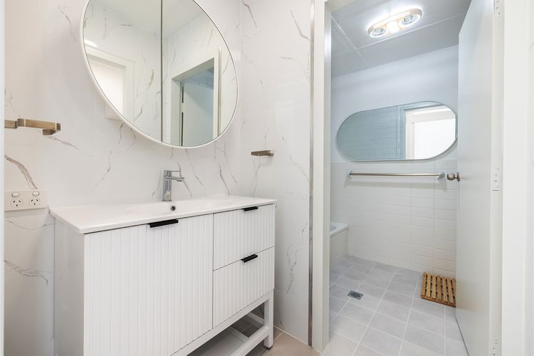 Villa Ellisa, 1/10 Columbia Cl -ground floor unit with beautiful water views & across from the water