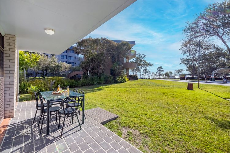 Villa Ellisa, 1/10 Columbia Cl -ground floor unit with beautiful water views & across from the water