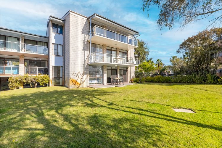 Villa Ellisa, 1/10 Columbia Cl -ground floor unit with beautiful water views & across from the water