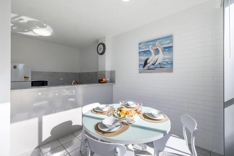 Villa Ellisa, 1/10 Columbia Cl -ground floor unit with beautiful water views & across from the water