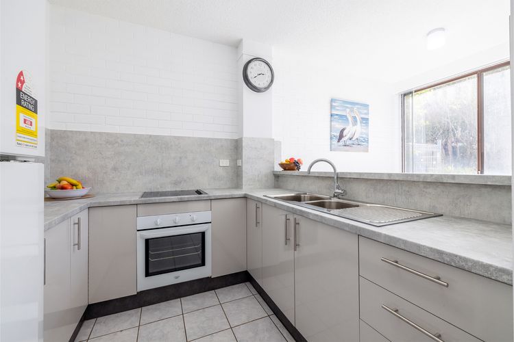 Villa Ellisa, 1/10 Columbia Cl -ground floor unit with beautiful water views & across from the water