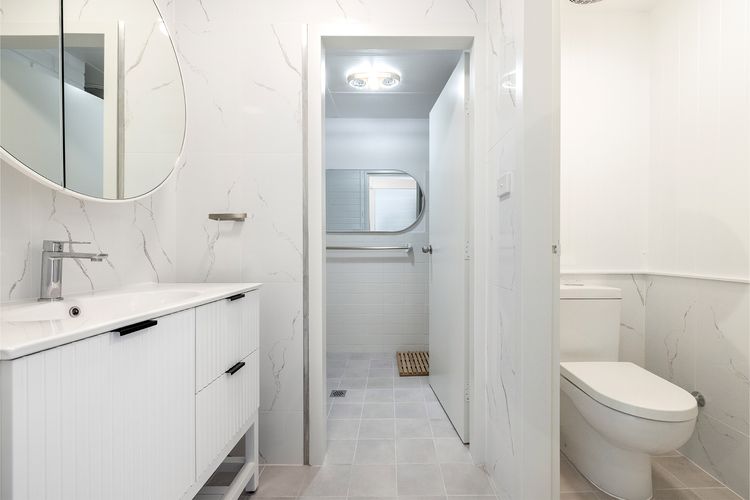 Villa Ellisa, 1/10 Columbia Cl -ground floor unit with beautiful water views & across from the water