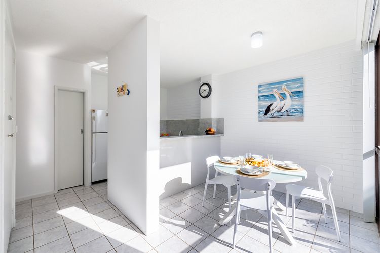 Villa Ellisa, 1/10 Columbia Cl -ground floor unit with beautiful water views & across from the water