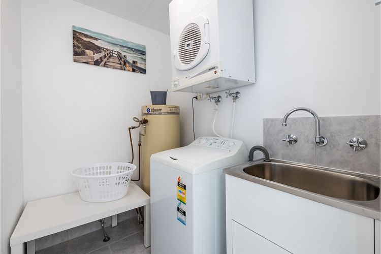 Villa Ellisa, 1/10 Columbia Cl -ground floor unit with beautiful water views & across from the water