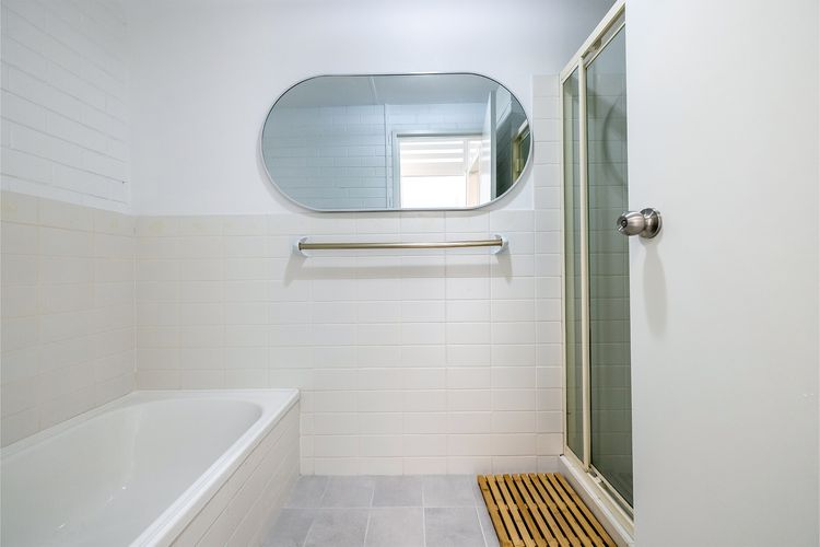 Villa Ellisa, 1/10 Columbia Cl -ground floor unit with beautiful water views & across from the water