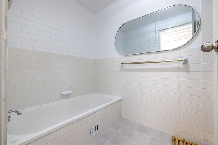 Villa Ellisa, 1/10 Columbia Cl -ground floor unit with beautiful water views & across from the water