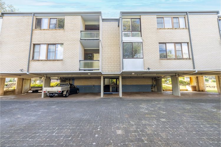 Villa Ellisa, 1/10 Columbia Cl -ground floor unit with beautiful water views & across from the water