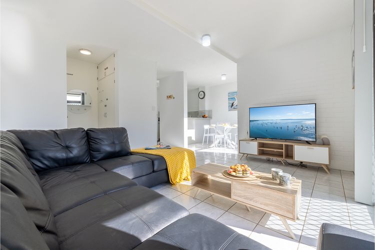 Villa Ellisa, 1/10 Columbia Cl -ground floor unit with beautiful water views & across from the water