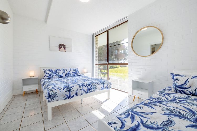 Villa Ellisa, 1/10 Columbia Cl -ground floor unit with beautiful water views & across from the water