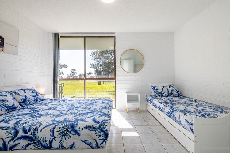 Villa Ellisa, 1/10 Columbia Cl -ground floor unit with beautiful water views & across from the water