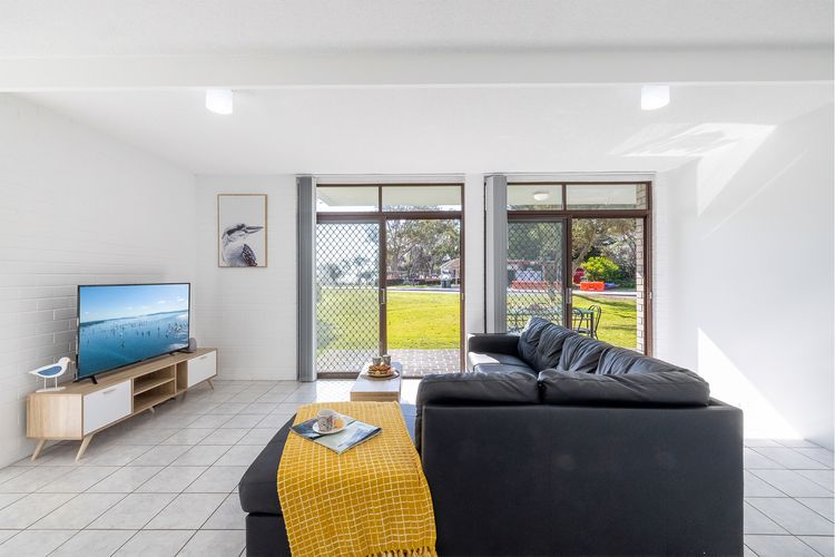 Villa Ellisa, 1/10 Columbia Cl -ground floor unit with beautiful water views & across from the water