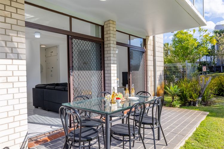 Villa Ellisa, 1/10 Columbia Cl -ground floor unit with beautiful water views & across from the water