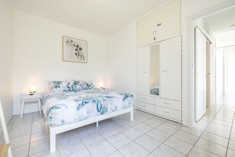 Villa Ellisa, 1/10 Columbia Cl -ground floor unit with beautiful water views & across from the water