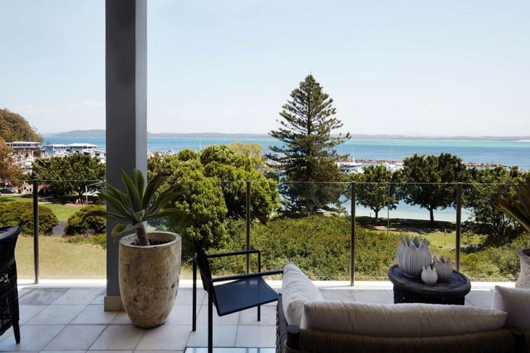 The Waterview, 2/76 Magnus St – complete style, comfort, luxury and spectacular waterviews