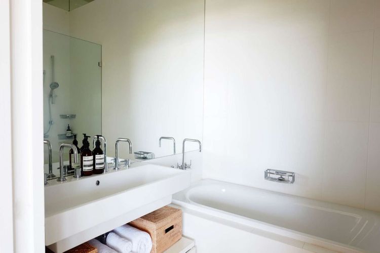 The Waterview, 2/76 Magnus St – complete style, comfort, luxury and spectacular waterviews