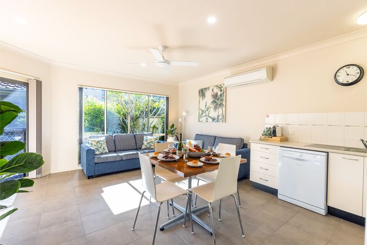 Martys, 7/2 Intrepid Cl – pool , air con , Wi-Fi and linen