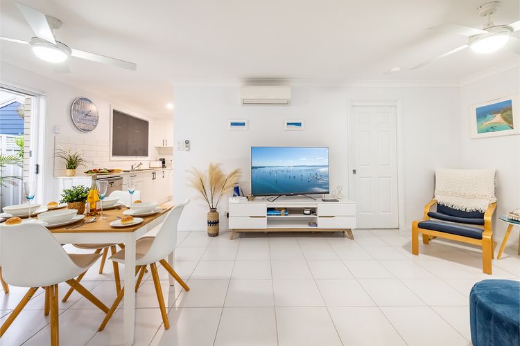 Sapphire Sands, 1/52 Boulder Bay Rd – air con, Wi-Fi, Cot & Highchair