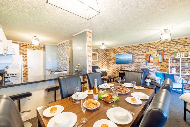 Bay Parklands, 27/2 Gowrie Ave pool tennis court spa and views