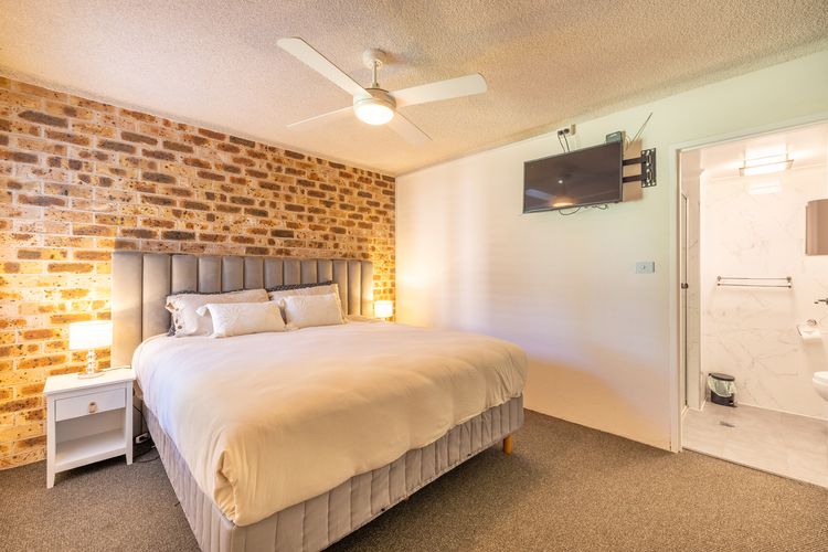 Bay Parklands, 27/2 Gowrie Ave pool tennis court spa and views