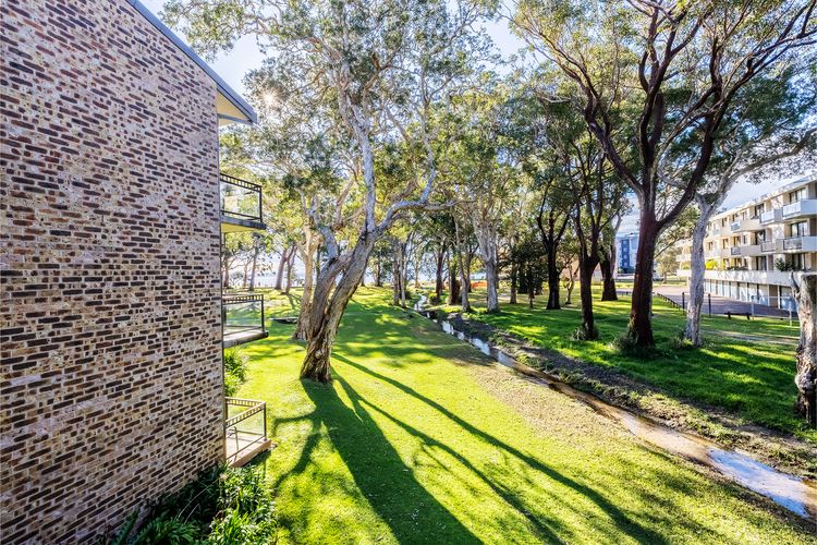 Bay Parklands, 27/2 Gowrie Ave pool tennis court spa and views