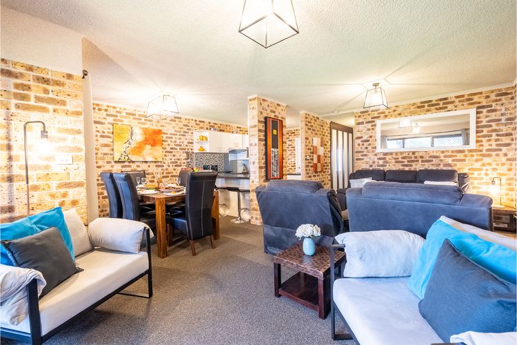 Bay Parklands, 27/2 Gowrie Ave pool tennis court spa and views