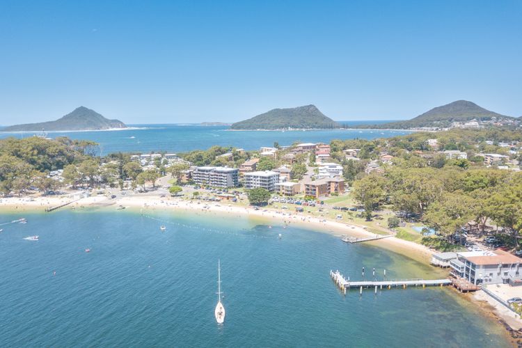 Bay Parklands, 27/2 Gowrie Ave pool tennis court spa and views