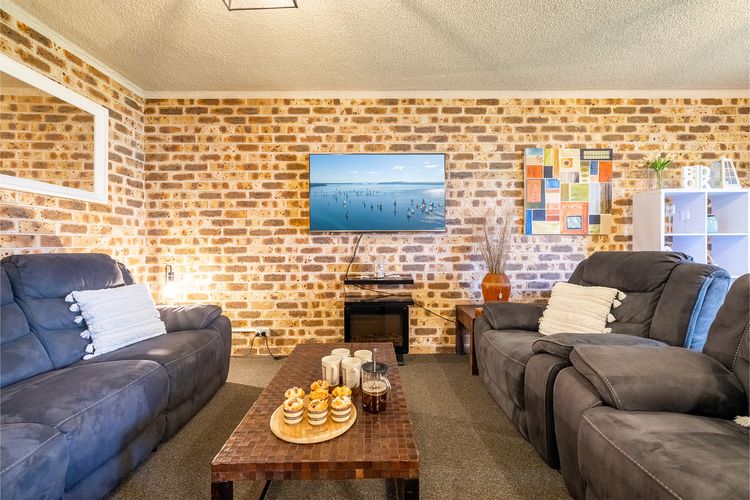 Bay Parklands, 27/2 Gowrie Ave pool tennis court spa and views