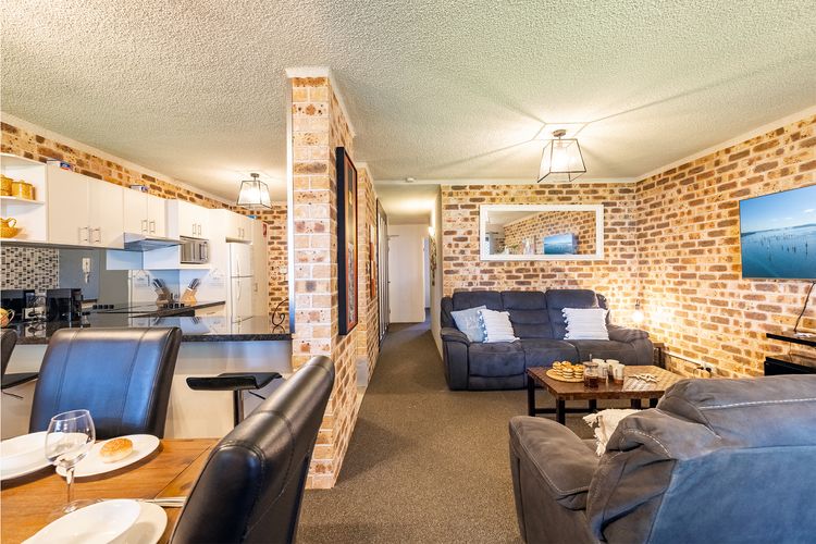 Bay Parklands, 27/2 Gowrie Ave pool tennis court spa and views