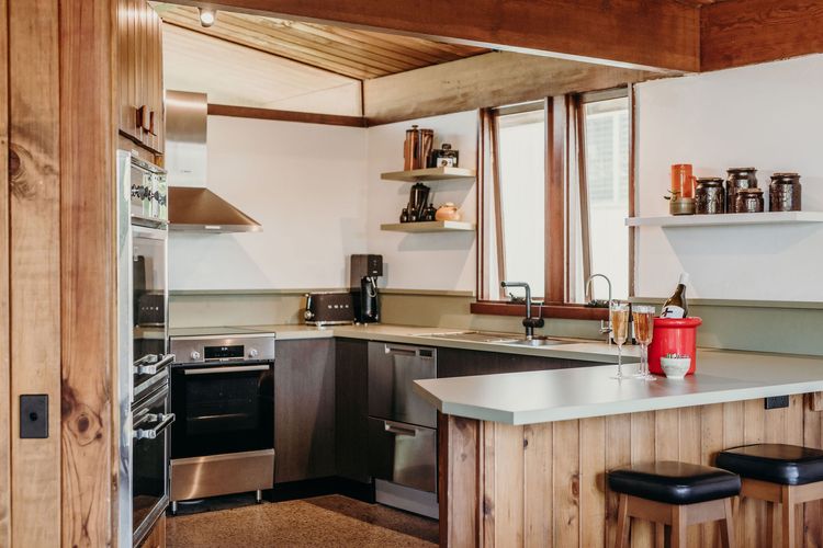 The Sundowner, 25 Lentara St – luxury pet friendly retreat with pool