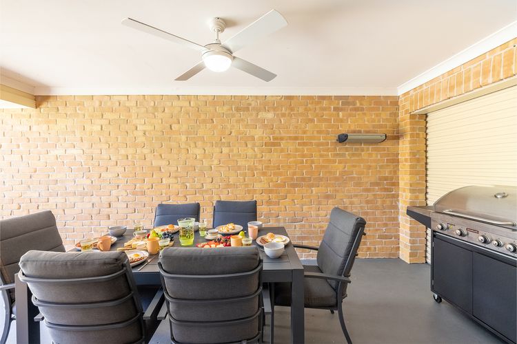 Small dog friendly 4/49 Bonito St – air con & Wi-Fi