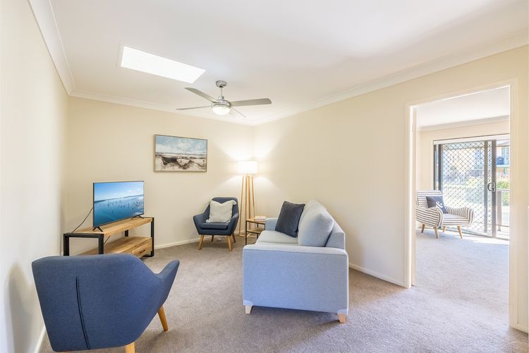 Small dog friendly 4/49 Bonito St – air con & Wi-Fi