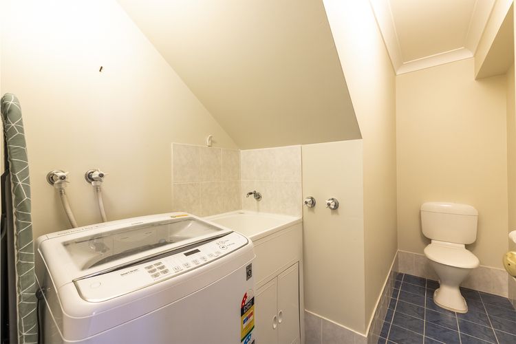 Small dog friendly 4/49 Bonito St – air con & Wi-Fi