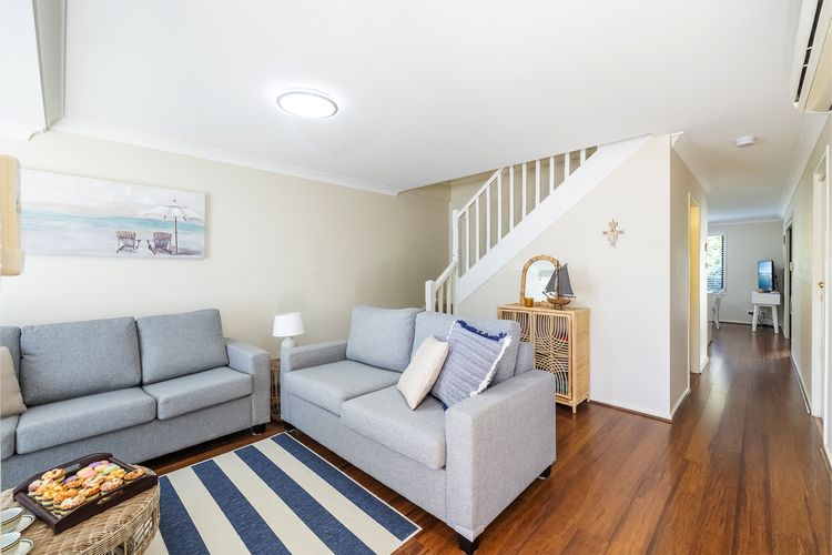 Small dog friendly 4/49 Bonito St – air con & Wi-Fi