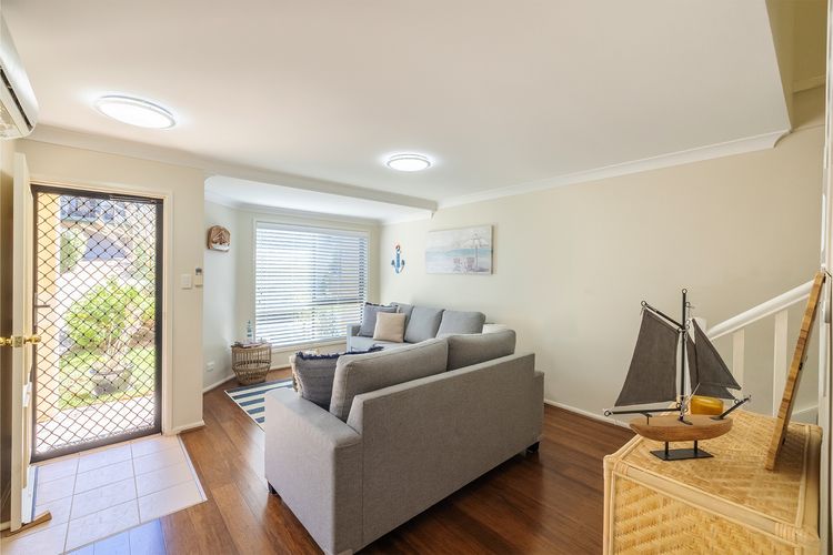 Small dog friendly 4/49 Bonito St – air con & Wi-Fi