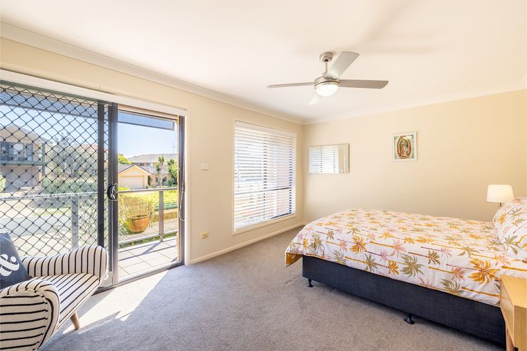 Small dog friendly 4/49 Bonito St – air con & Wi-Fi