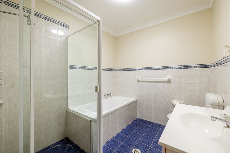 Small dog friendly 4/49 Bonito St – air con & Wi-Fi