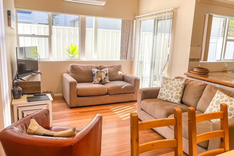 Stone’s Throw To The Beach, 2/92 Rocky Point Road