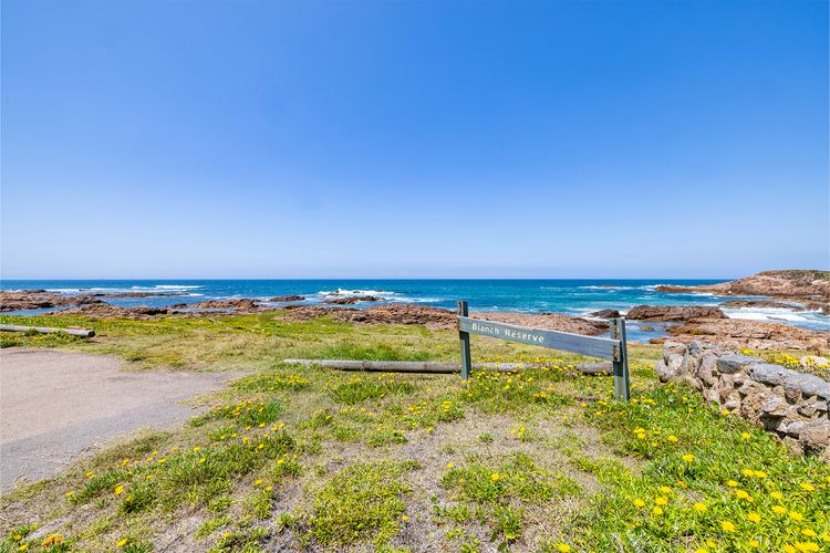Bel Air, 8A Ocean Ave – pet friendly, water views and air con