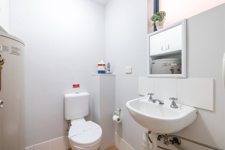 Nelson Bay Breeze Apartment, 29/1 Trafalgar Street – Air conditioned unit with Linen supplied, complex pool and spa